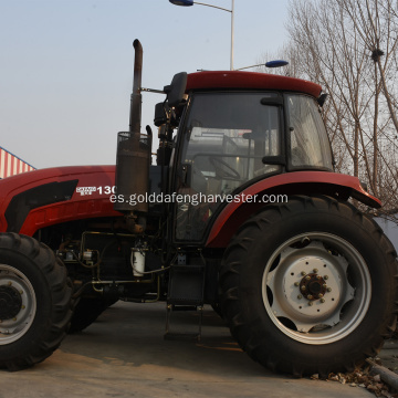 El agricultor 4WD usa un tractor de alta eficiencia de bajo consumo